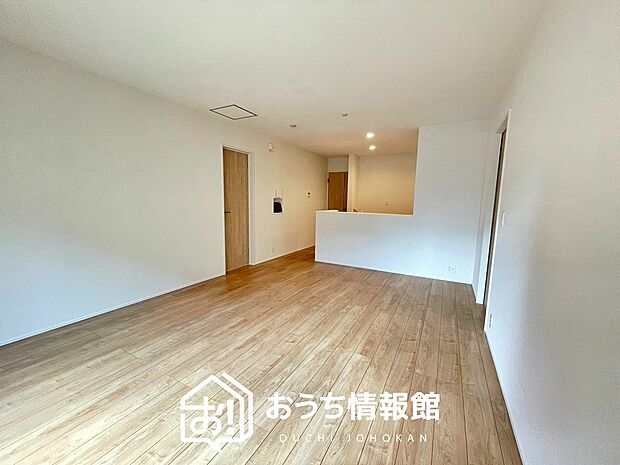 【現地写真(リビング)】フローリング材には、木目、色調など木材特有の風合いがあり、ナチュラルな美しさになっています。