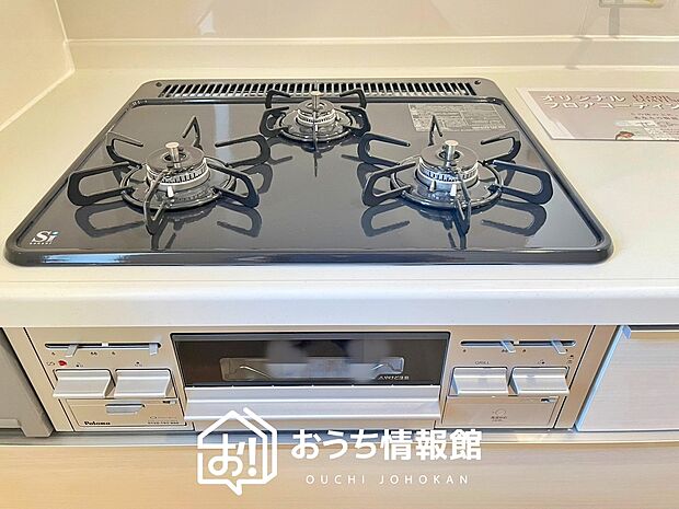 【ビルトインコンロ】フラットな構造で清掃性が高く、過熱防止センサー付3口タイプで日頃の家事も快適です。