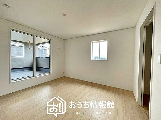 【現地写真(寝室)】木目の美しさを際立たせるシンプルデザインの建具を使用しています。