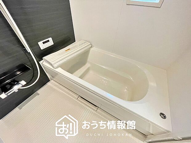 【現地写真(浴室)】浴室暖房乾燥機付き。1坪タイプで広々です。