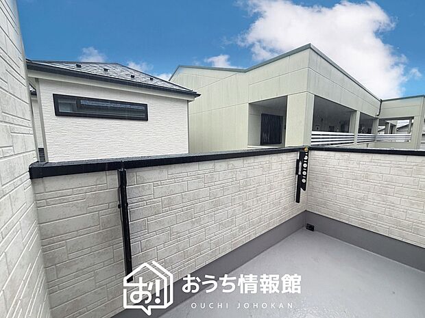 【バルコニー】奥行きが広く、洗濯物をゆったりと干せる十分な広さで、家族の洗濯も捗ります。