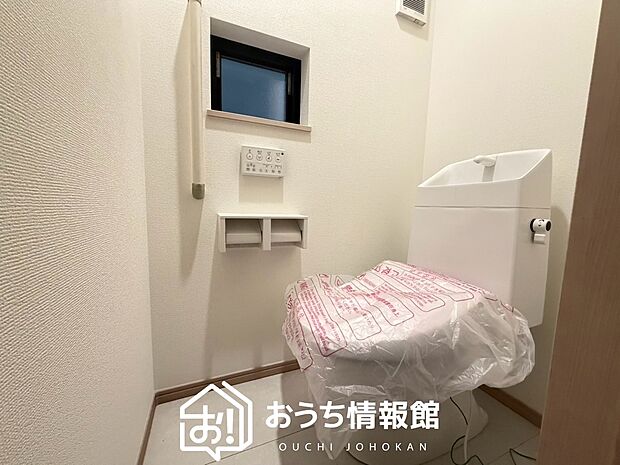 【トイレ】汚れてもサッとひと拭きでお手入れ簡単、エコ仕様の温水洗浄便座付きのトイレです。
バリアフリーにも配慮しています。