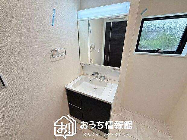 【洗面台・洗面所】鏡の両サイドは、必要なものを取出しやすく、大きな鏡面で朝の準備も快適。
使いやすいリフトアップ機能付きのシングルレバーシャワー水栓付です。