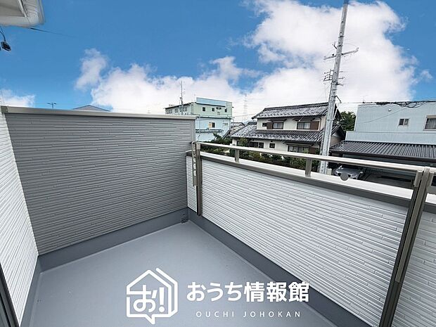 【バルコニー】奥行きが広く、洗濯物をゆったりと干せる十分な広さで、家族の洗濯も捗ります。
