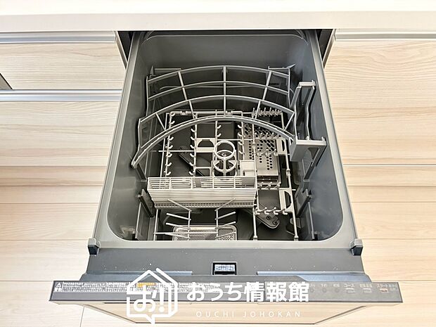 【食器洗い乾燥機】食後の時間にゆとりを与えてくれる食器洗い乾燥機。
操作ボタンも上面にあるので、腰をかがめずに操作ができラクラクです。