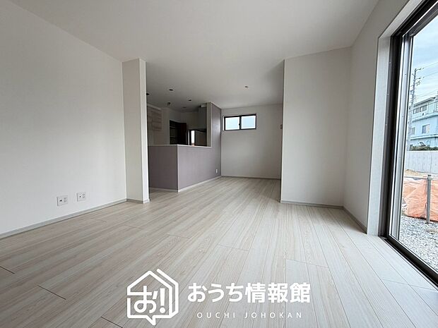 【現地写真（リビング）】フローリング材には、木目、色調など木材特有の風合いがあり、ナチュラルな美しさになっています。