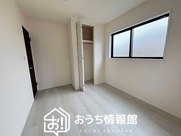 【現地写真（洋室）】木目の美しさを際立たせるシンプルデザインの建具を使用しています。
