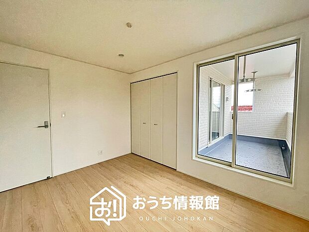 【現地写真（寝室）】木目の美しさを際立たせるシンプルデザインの建具を使用しています。