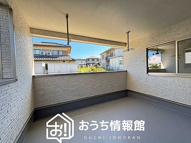 【バルコニー】奥行きが広く、洗濯物をゆったりと干せる十分な広さで、家族の洗濯も捗ります。
