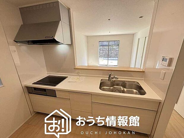 【現地写真（キッチン）】収納たっぷりのシステムキッチン、浄水器付水栓を標準装備しています。