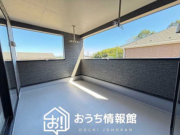 【バルコニー】奥行きが広く、洗濯物をゆったりと干せる十分な広さで、家族の洗濯も捗ります。
