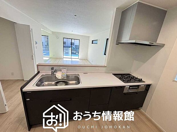 【現地写真(キッチン)】収納たっぷりのシステムキッチン、浄水器付水栓を標準装備しています。