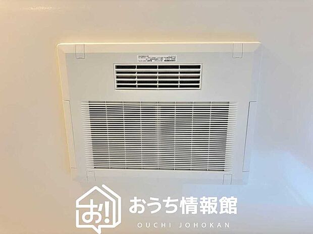 【電気式浴室暖房換気乾燥機】寒い冬場はあたたかく、暑い夏場は扇風機のような心地よさです。
雨の日は、浴室が衣類乾燥スペースになります。
