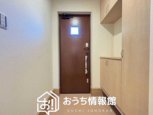 【現地写真（玄関）】玄関には、大型のシューズ収納を設置しています。