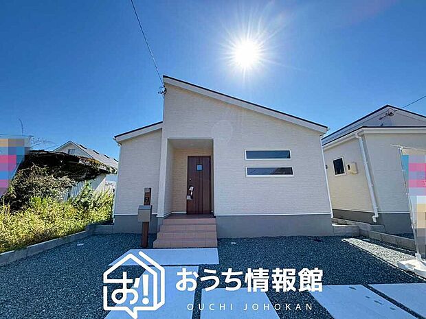 【現地写真（外観）【２号地】】雨で汚れを落とし、耐久性・耐候性に優れた外壁を使用しています。