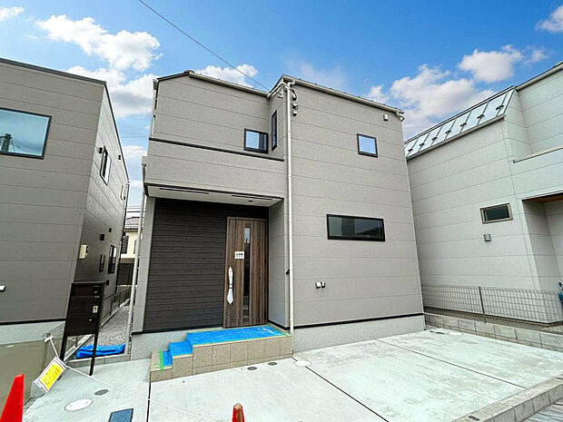 【外観】
駅徒歩6分の好立地に佇む全6棟の充実した設備仕様、デザインにこだわった住まいが誕生!早くも最終1棟です!即日ご案内可能です!物件詳細などお気軽にお問い合わせください!