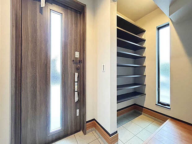 【Entrance】
シューズインクローゼットが設けられた収納豊富なプランニング。
スッキリとした清潔感ある玄関で毎日出掛けることができます。