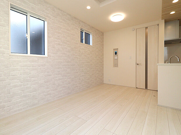 【LDK：2号棟】
南東角地に佇む陽当たり・通風良好な邸宅が誕生！
カースペースも備わっており、敷地内に車を停めておくことが可能！