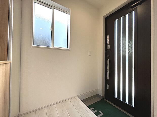 【Entrance】2号棟
幼稚園や保育園、小中学校なども徒歩12分圏内で共働きの子育て世帯でも安心して暮らせます！