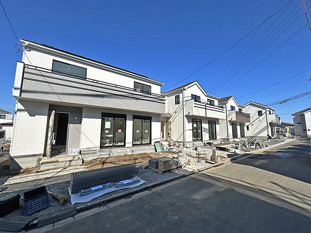 【外観:2月撮影】
全19区画の大型分譲地が誕生!
断熱・省エネ性能に優れた太陽光パネル搭載のZEH水準仕様住宅!設計・建設住宅性能評価書、耐震等級3取得の高仕様な邸宅で快適な暮らしを叶えます!