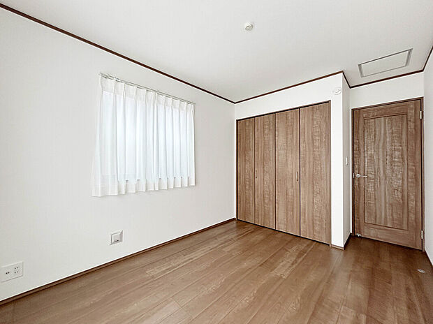 【施工例:Room】
全棟南向きのバルコニーが備わっており、陽光が差し込みやすく、部屋を明るく暖かな空間にしてくれます!