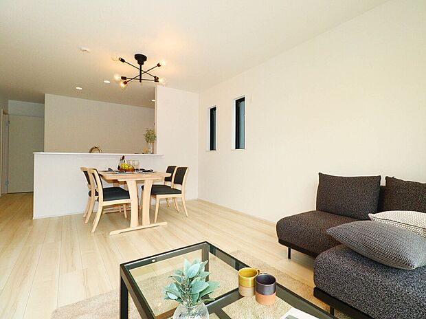 【施工例:LDK】
リビングに床暖房が標準設備しているため、冬場の寒い時期でも足元から温まることが出来ます。埃が舞う心配も減り、小さなお子様も安心して過ごすことが出来ます。