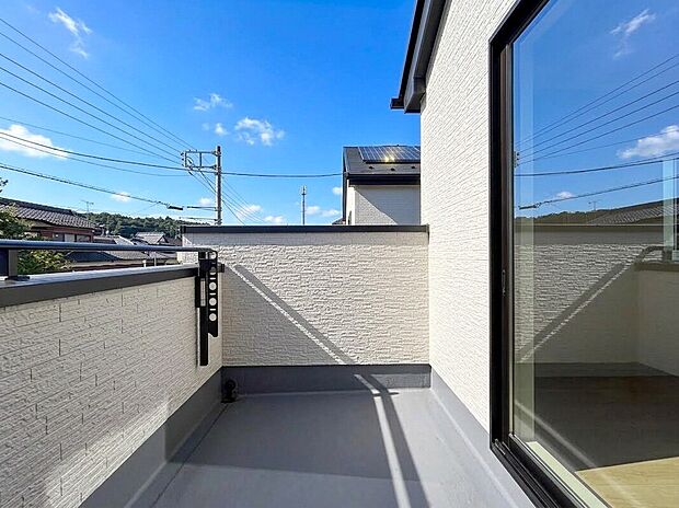 【Balcony】
断熱・省エネ性能に優れたZEH水準仕様!耐震等級3、住宅性能評価の高仕様な住まい!
敷地面積147m2超(約44坪)の広大な敷地で開放的な空間を堪能できます!