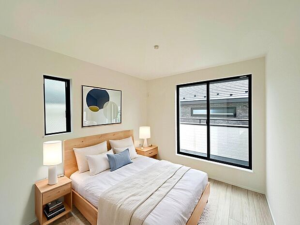 【Room:B号棟】
用途別にスペースを活用することが可能な2面バルコニーが備わった住宅。バルコニーに面した居室は陽当たり・通風良好な過ごしやすい空間。
※本画像はCG加工により家具配置しています。