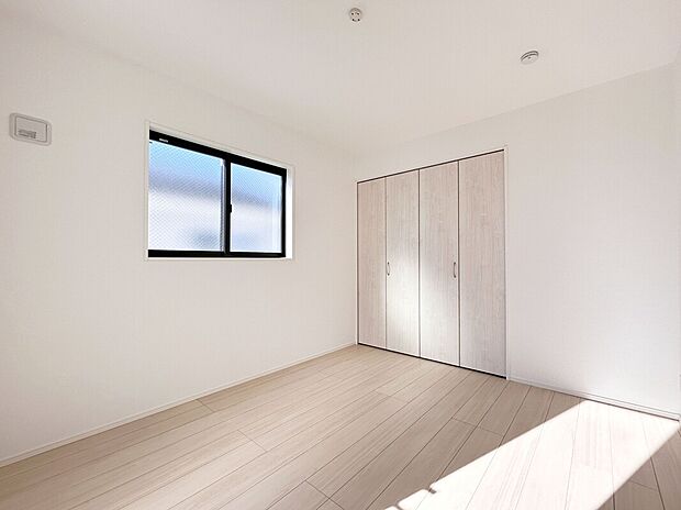 【施工例：Room】
スーパー徒歩2分、コンビニ徒歩6分圏内で日々のお買い物や休日のまとめ買いなども行き来しやすい距離で便利な住環境です。