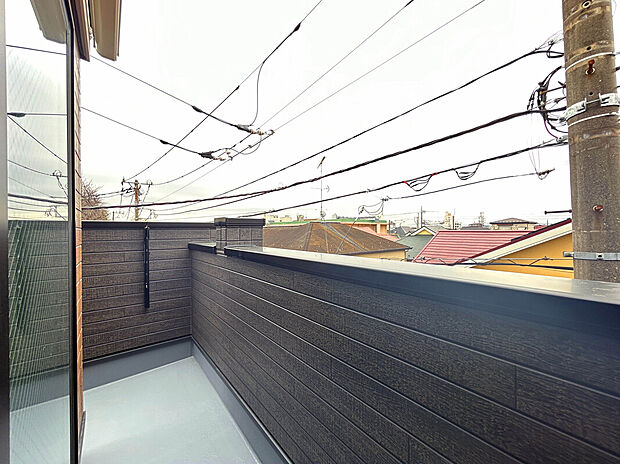 【Balcony：1号棟】
南面にバルコニーが備わっており、日中の太陽光を取り入れやすいため、部屋が暖かくなり、暖房の使用が減る可能性があります。