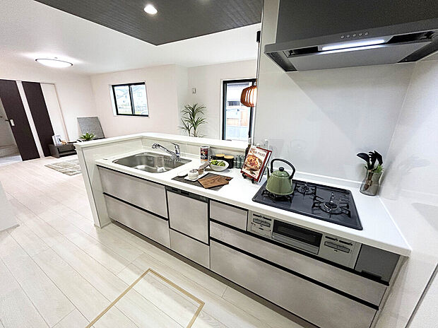 【施工例：Kitchen】
参考建物プランはリビング全体を見渡せるカウンターキッチンが標準仕様！リビングに居る家族と会話を楽しみながらの作業が可能となっています！
