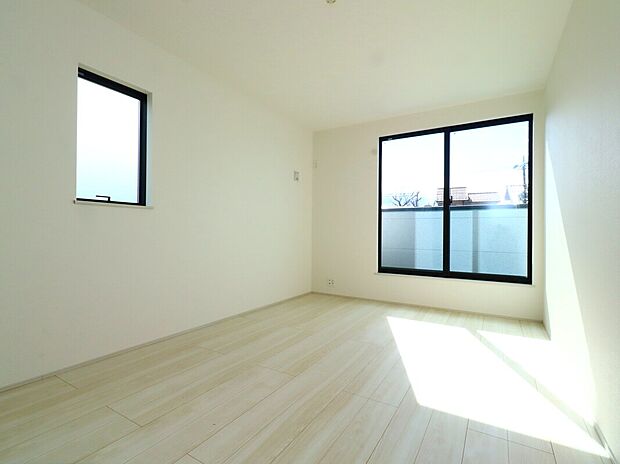 【施工例：Room】
全居室南向きのため、陽当りよく心地よい日差しが長い間入り込んできます。