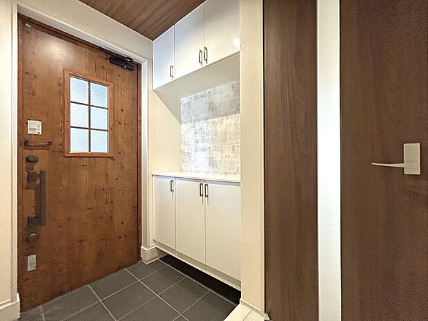 【Entrance】
玄関を開けた際にも居住空間が直接見えにくいプランニング。来客時や荷物の受け取りの際にも、プライバシーに配慮した設計です。