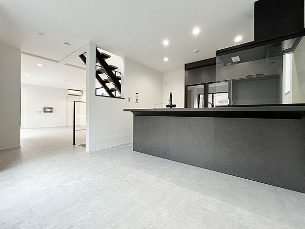 【建物プラン例:Kitchen】
フルフラットなキッチンを採用することで開放的な空間を演出。リビング全体を見渡すことができるので、料理中でも家族とのコミュニケーションと取ったり、子供の様子を見れます。