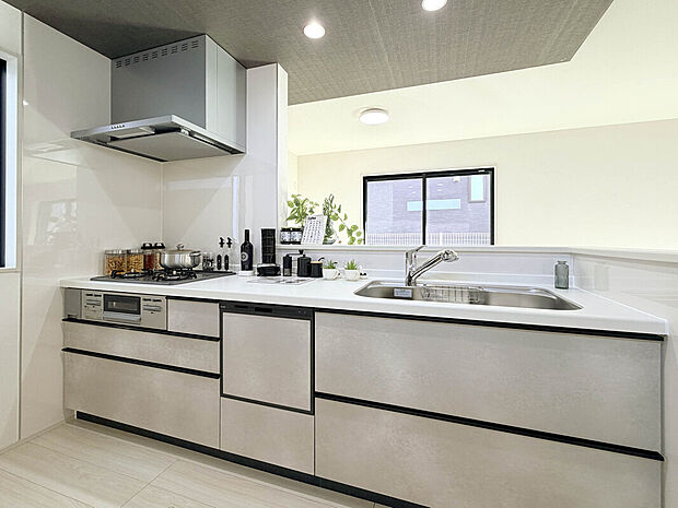 【建物プラン例:Kitchen】
買い物施設が徒歩14分圏内。さらに、図書館まで徒歩7分、総合病院まで徒歩9分圏内と子育て世代から将来を見据えた暮らしまで支える生活環境が整っています。