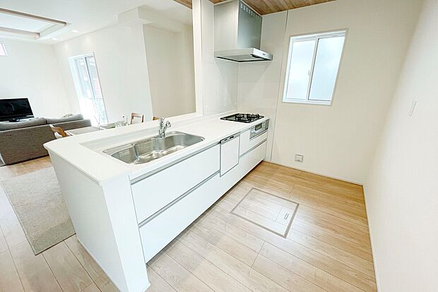 【施工例:Kitchen】
太陽光発電や温水式床暖房、食洗機付き対面キッチン、浴室暖房乾燥機、全室Low-Eペアガラス、宅配ボックスなど、日々の暮らしを快適にする設備を標準搭載。