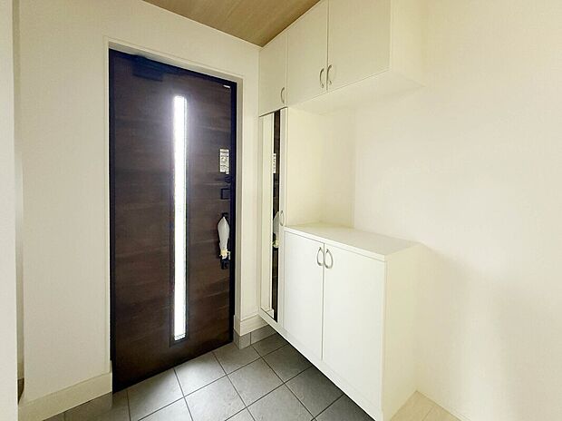 【【モデルハウス棟:Entrance】】シューズボックスが備わっているプラン。靴を片付けることが出来るので、玄関周りをスッキリと見せてくれます!