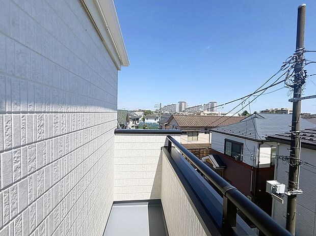 【【Balcony】】南向きバルコニーが2面備わっている邸宅。陽当たり良好で洗濯物の乾きが早く、一度に沢山干すことが可能なプランニングとなっています。