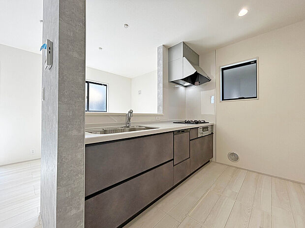 【【Kitchen】】【食洗器】あると便利な食洗器搭載キッチン。手洗いの時間や労力を大幅に削減でき、家事の効率化が図れ、空いた時間に他の作業やのんびり家族との時間が増えます。