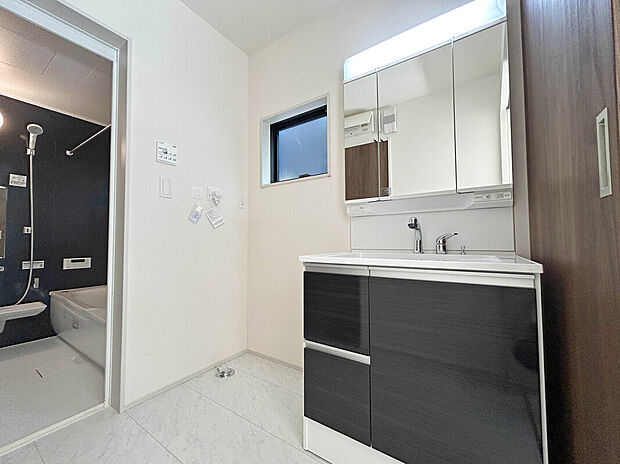 【【Wash Room】】機能美とデザイン性を両立させた3面境仕上げの洗面化粧台。視覚的に広がり感を持たせるだけでなく、機能的にも優れています。