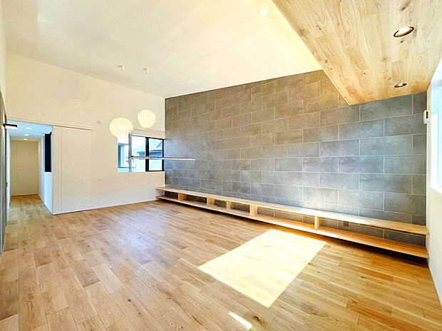 【【床暖房】】リビングに床暖房が標準設備しているため、冬場の寒い時期でも足元から温まることが出来ます。埃が舞う心配も減り、小さなお子様も安心して過ごすことが出来ます。