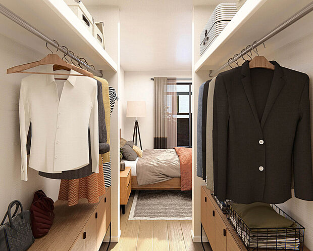 【【ウォークインクローゼット】】スペースが確保されているため、アイテムごとに収納を分けて整理することができます。棚やハンガーパイプ、引き出しを配置することで、衣類や小物を見やすく、取り出しやすくできます。