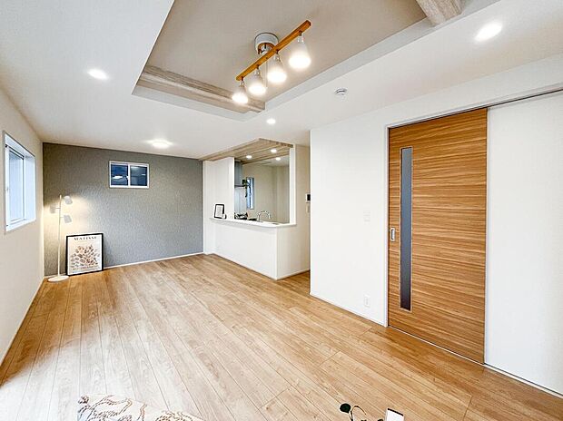 【【LDK：1号棟】】アクセントクロスや折上天井が空間にメリハリや開放感を与え、より居心地の良い場所を創り出します。