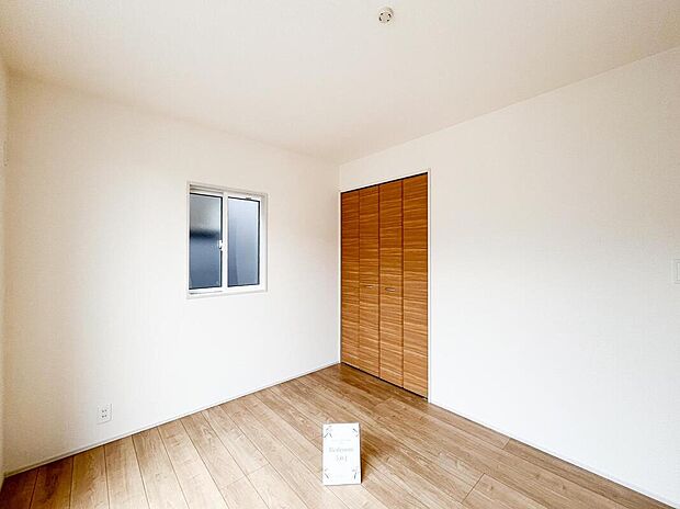 【【Room：1号棟】】全居室収納付きのため、収納を活用することで空間をより広く使うことが可能となっています。