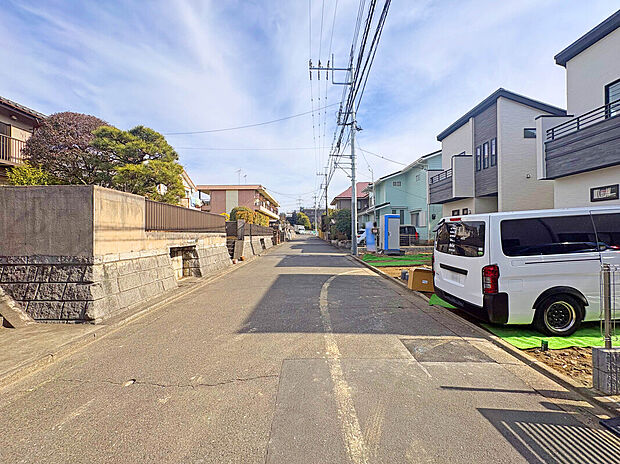 【【前面道路】】スーパー・ドラッグストア徒歩8分、コンビニ徒歩5分と毎日の買い物がしやすい距離に商業施設が点在している暮らしやすい環境。