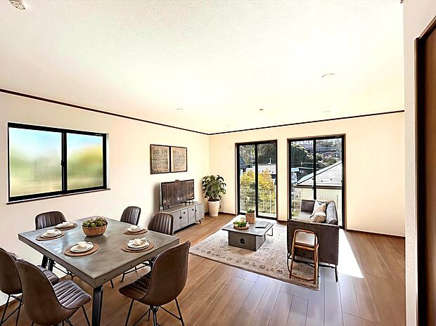 【【LDK:B号棟】】全棟LDK20帖以上、リビングは3面採光で陽当たり・通風良好な居心地の良い空間。