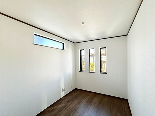 【【Room:B号棟】】全室2面採光で陽当たり・通風良好。圧迫感や閉塞感なく開放的な空間で一人だけの時間を過ごせます。