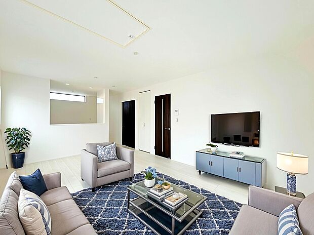 【【LDK:17.37帖】】開放感あるカフェスタイルのおしゃれなフルオープンキッチン採用!リビング全体が見渡せられるので、子供の様子を見ながら、家族との会話を楽しみながら料理ができます!
本画像はCGにより加工されております。