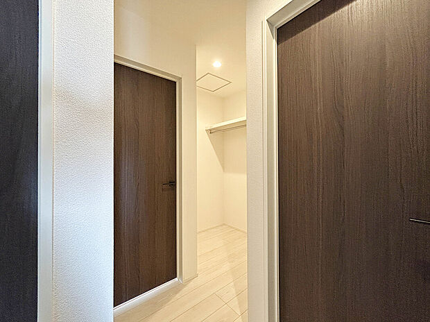 【【ウォークインクローゼット】】スペースが確保されているため、アイテムごとに収納を分けて整理することができます。棚やハンガーパイプ、引き出しを配置することで、衣類や小物を見やすく、取り出しやすくできます。