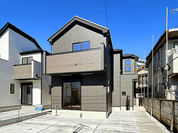 【【外観：2号棟】】WICやSICなど収納豊富なプラン。
収納力が高く、部屋を広くキレイな状態に保ちやすくしてくれます。